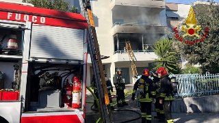 Falconara Marittima - Incendio in via Liguria, appartamento inagibile